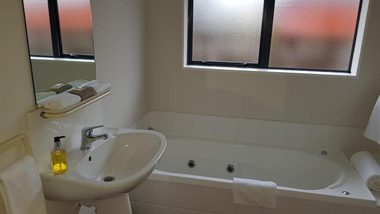 Tudor Lodge Motel Hawera Buitenkant foto